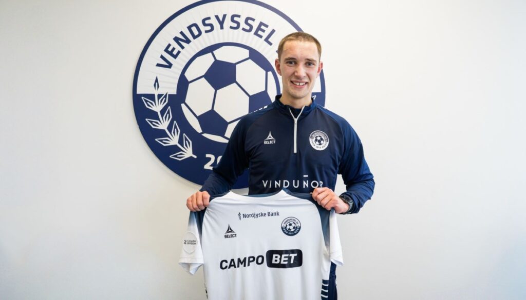 Emil Grønn Pedersen står med en hvid Vendsyssel FF-trikot i hænderne.