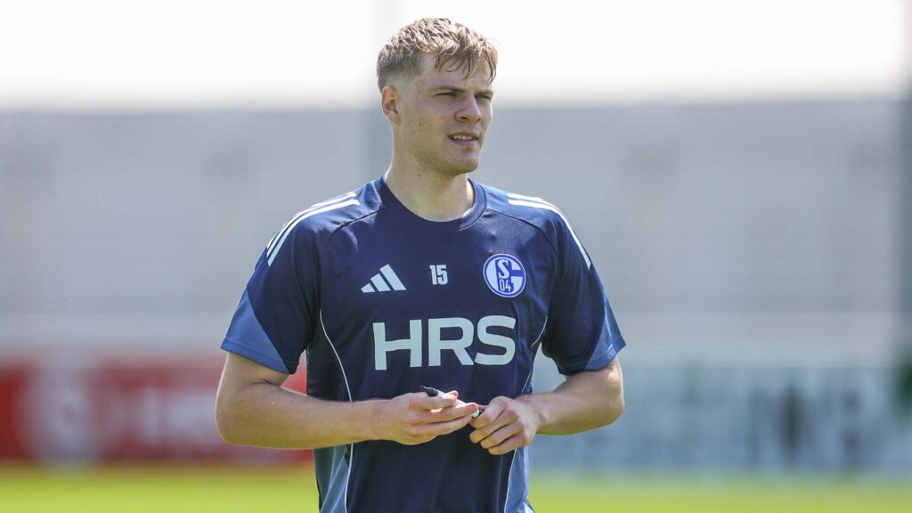Emil Højlund under træning i Schalke 04.