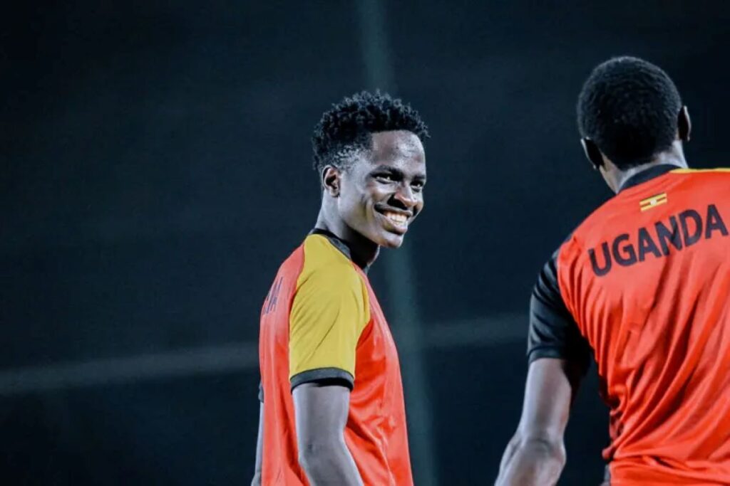 James Bogere med et stort smil på læben.