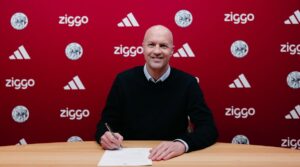 Jordi Cruijff underskriver en kontrakt med Ajax.