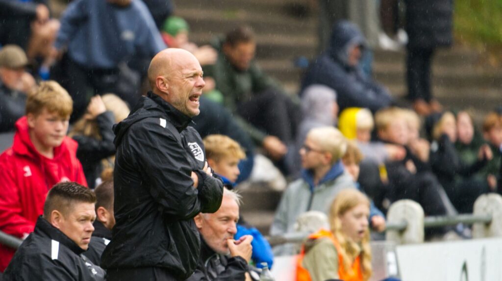 Kristoffer Johannsen i regnvejr på Middelfart Stadion.