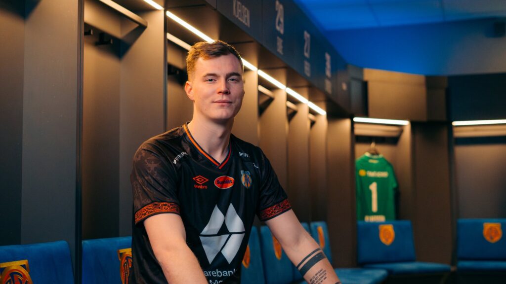 Kristoffer Klaesson poserer i omklædningsrummet i norske Aalesund.