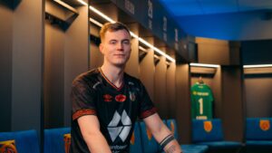 Kristoffer Klaesson poserer i omklædningsrummet i norske Aalesund.