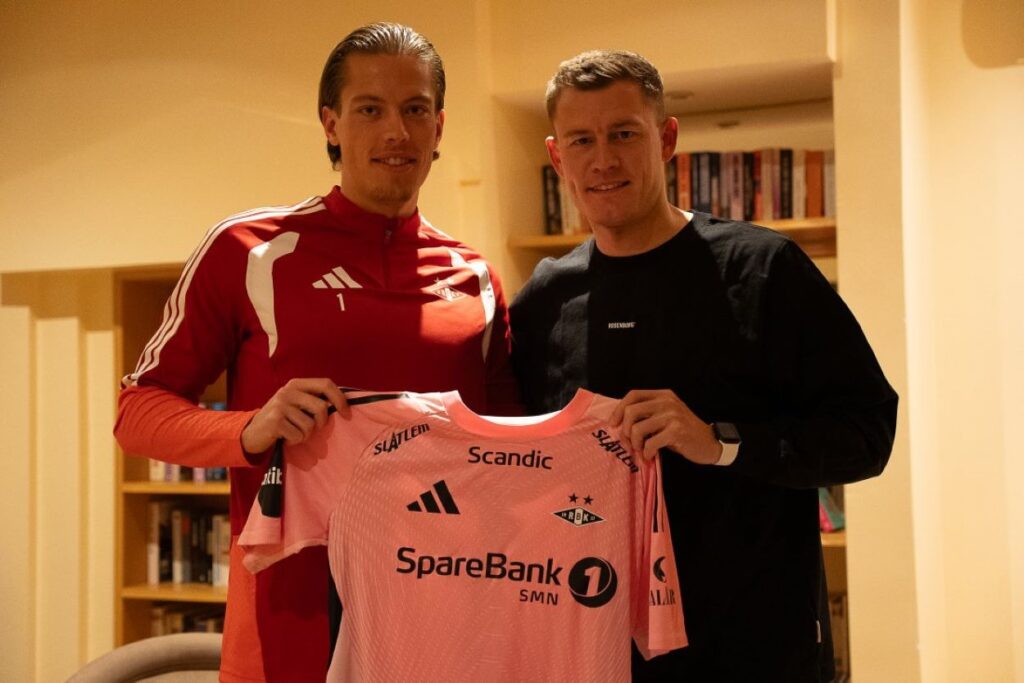 Leopold Wahlstedt og Alfred Finnbogason løfter en Rosenborg-trøje