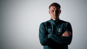 Mads Hedenstad Christiansen med armene over kors og AGF-logo på brystet.