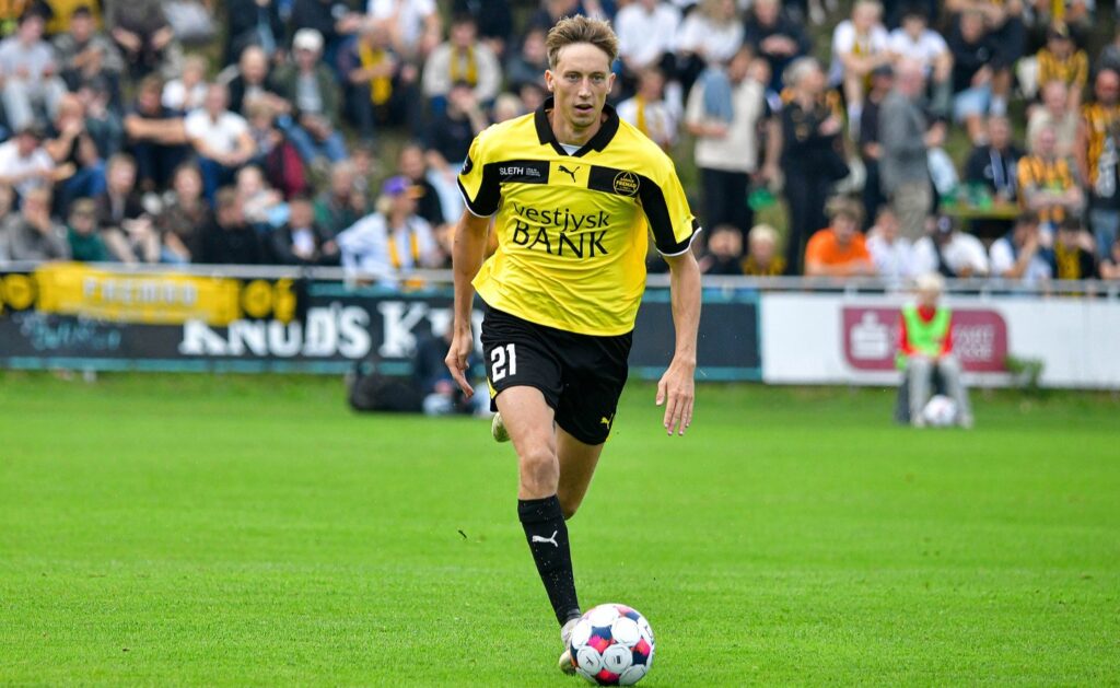 Marcus de Claville i aktion for Aarhus Fremad i kampen mod AaB.