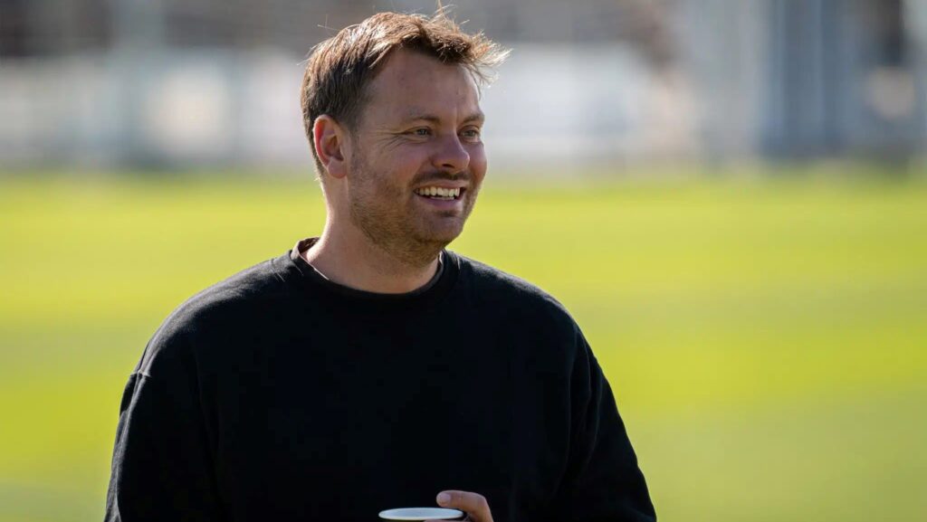 Marcus Oxe med en kaffekop i hånden på Lyngby Stadion.