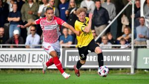 Aarhus Fremads Martin Agnarsson i duel med AaB's Elison Makolli.