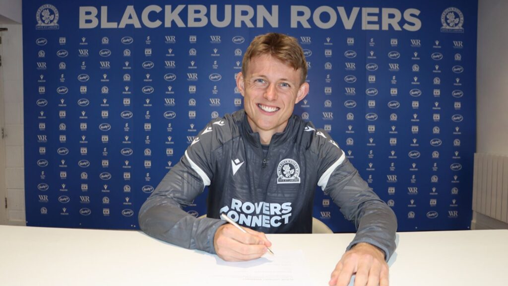 Mathias Jørgensen med en kuglepen i hånden og en kontrakt foran sig i Blackburn.