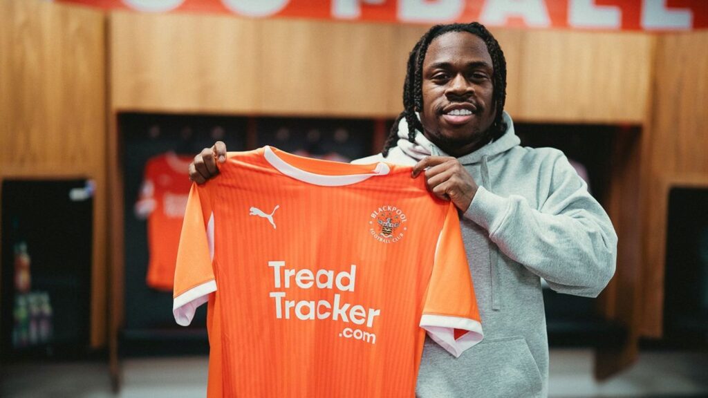 Michael Obafemi holder sin nye Blackpool-trøje op.