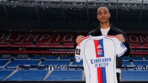 Noah Nartey står med en Lyon-trøje i forbindelse med sin præsentation.