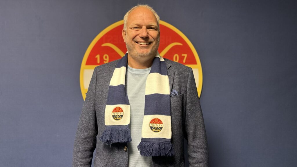 Dag-Eilev Fagermo har Strømsgodset halstørklæde om halsen.