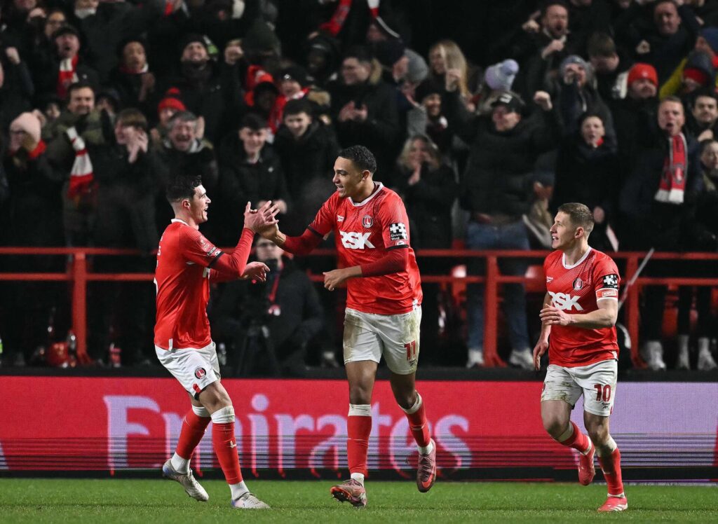 Charlton-spillere jubler efter scoring.