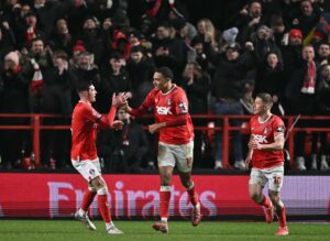 Charlton-spillere jubler efter scoring.