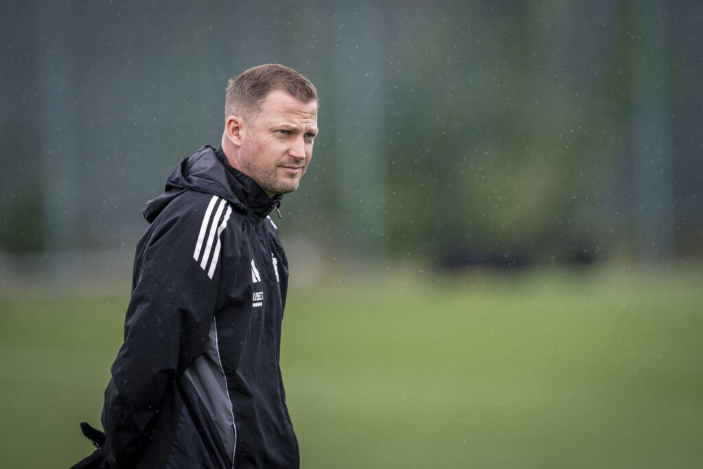 Jacob Neestrup har hænderne bag ryggen i træning.