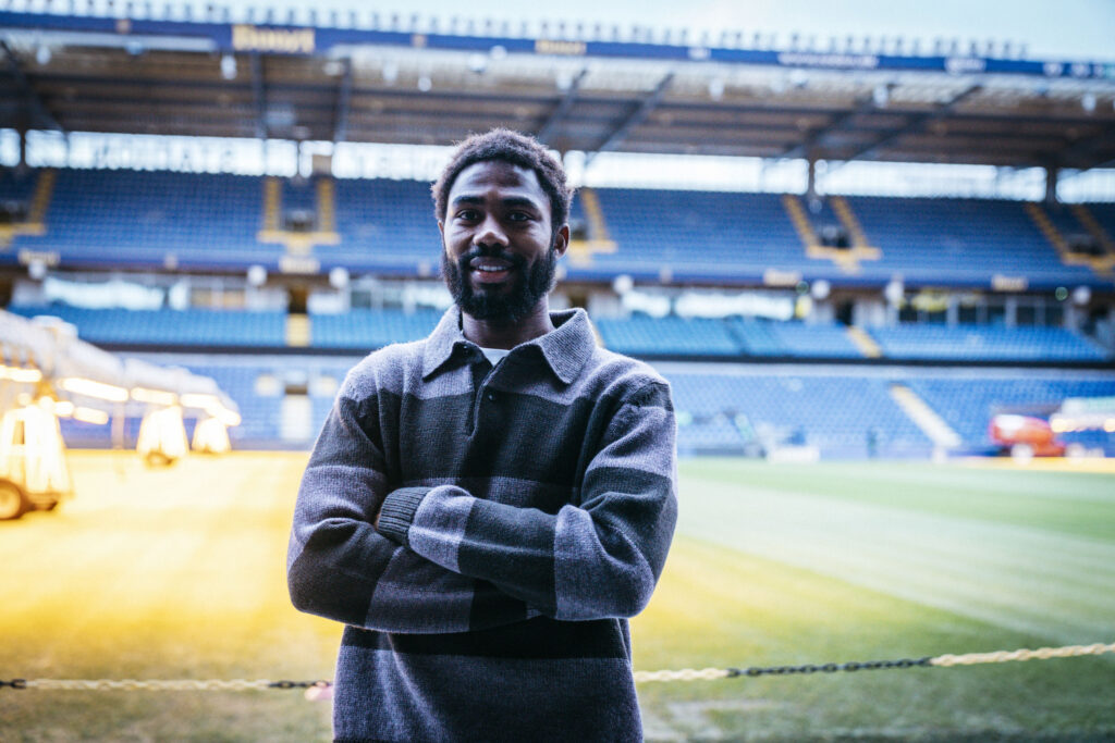 Dennis med armene over kors på Brøndby Stadion