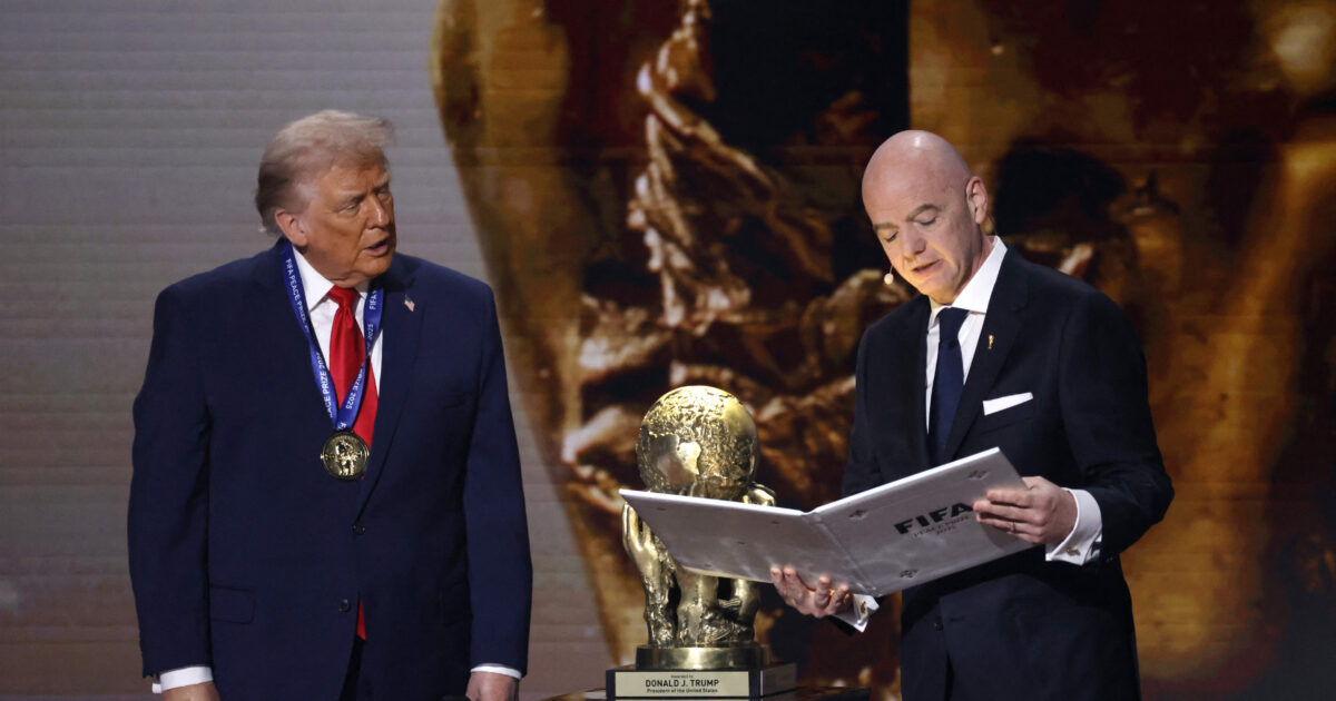 DBU’s mareridt: Trump kan tvinge Danmark til VM-afbud Dec 5, 2025; Washington, District of Columbia, USA; FIFA president Gianni Infantino presents United States President Donald Trump with the FIFA Peace Prize during the FIFA World Cup 2026 Final Draw at John F. Kennedy Center for the Performing Arts. Mandatory Credit: Amber Searls-Imagn Images