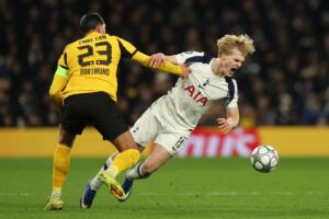 Lucas Bergvall bliver væltet omkuld i en duel mod Borussia Dortmund