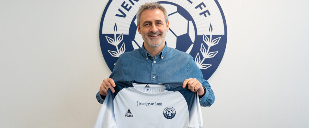 En glad Kim Engstrøm holder Vendsyssels trøje