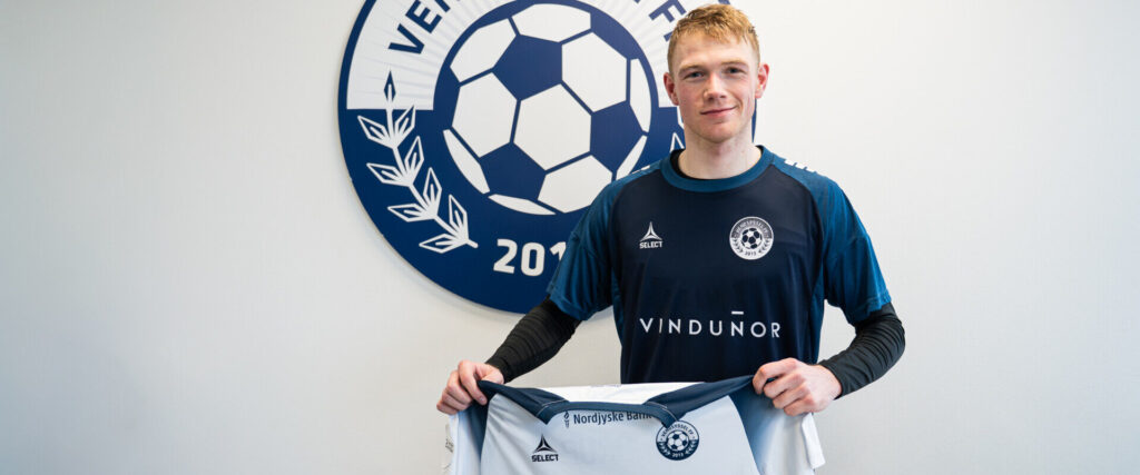 Ari Olsen fremviser sin nye spillertrøje