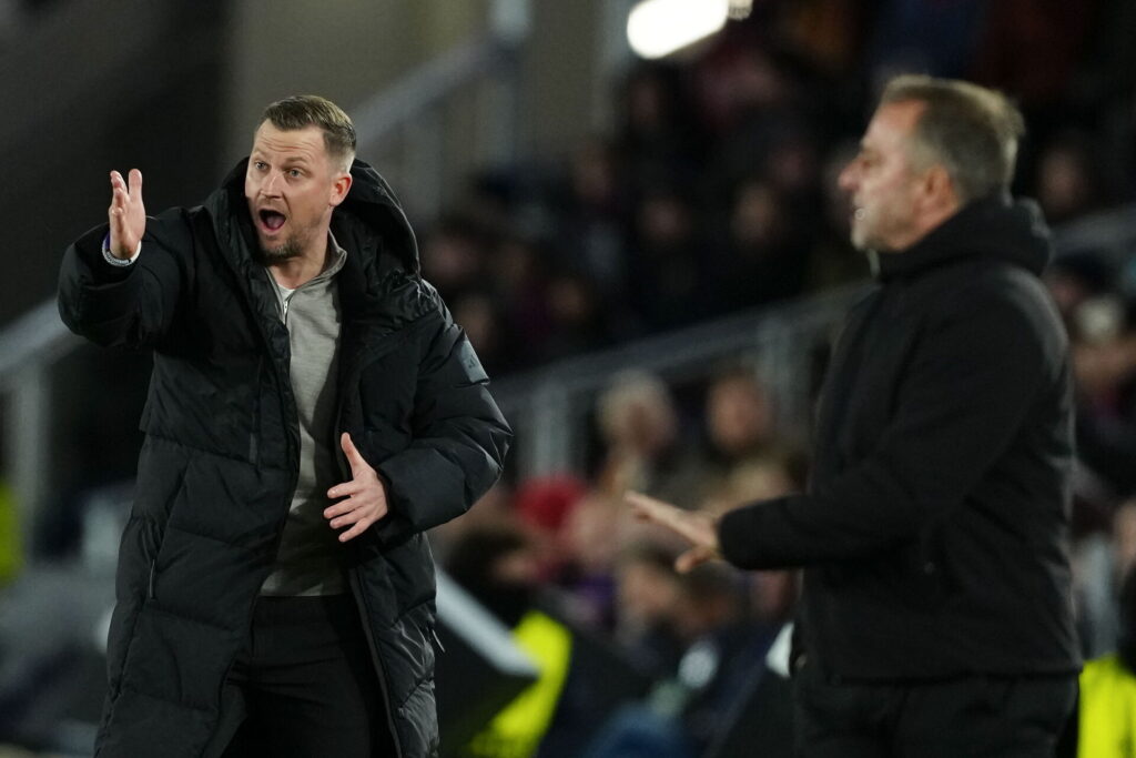 Jacob Neestrup dirigerer sine spillere