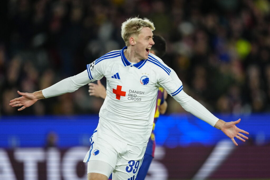 Viktor Dadason jubler over sin scoring på Camp Nou