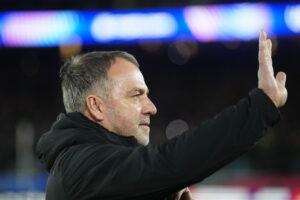 Hansi Flick give ren high five.