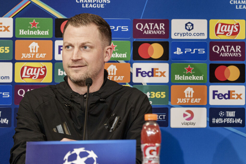 Jacob Neestrup smiler bagved mikrofonen til pressemøde.