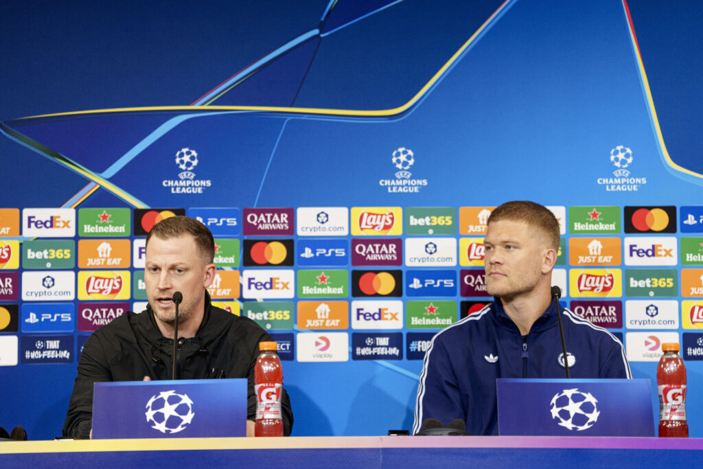 Jacob Neestrup og Andreas Cornelius besvarer spørgsmål på et pressemøde