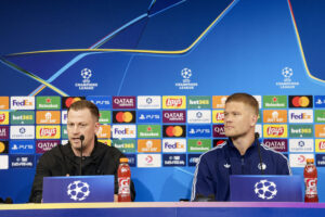 Jacob Neestrup og Andreas Cornelius besvarer spørgsmål på et pressemøde