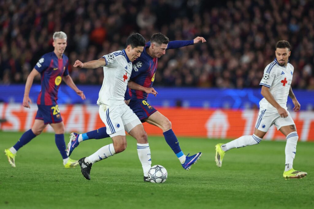 Suzuki i en duel med Robert Lewandowski