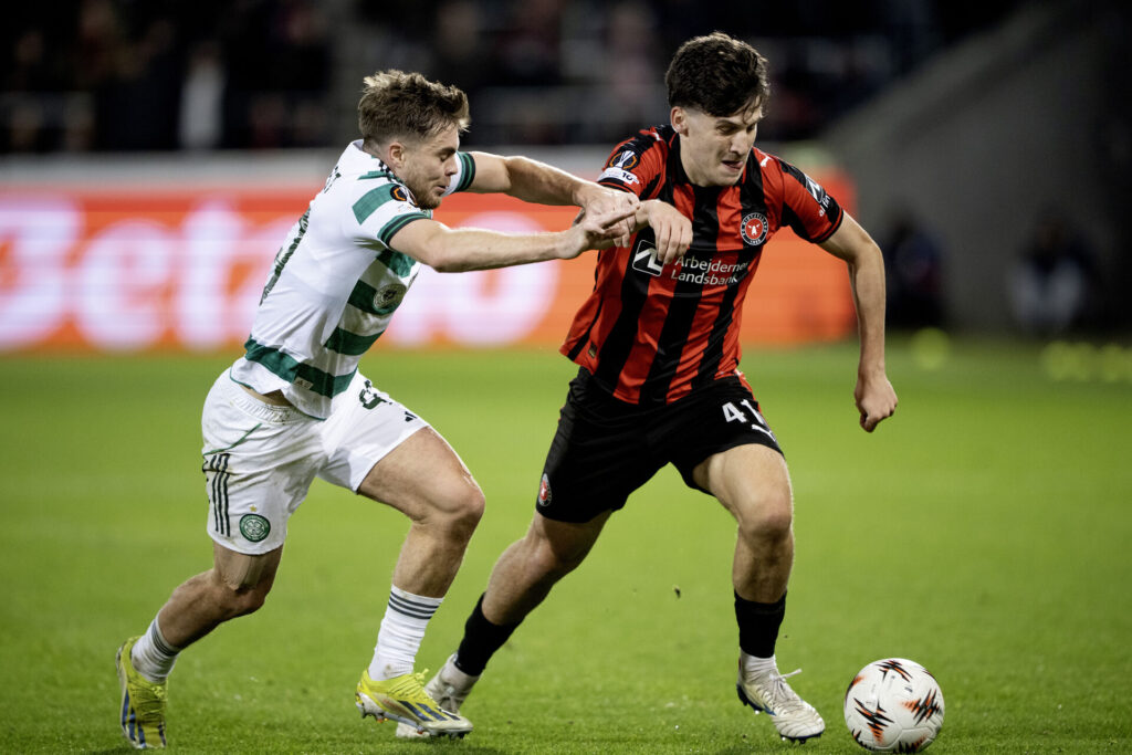 Mikel Gogorza driver bolden frem for FC Midtjylland.