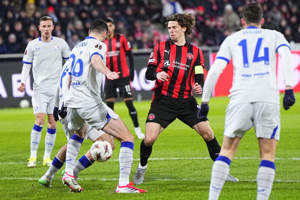 Mads Bech Sørensen i duel med to Dinamo Zagreb-spillere.