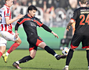 Dani Silva på bolden under en kamp mod Silkeborg.