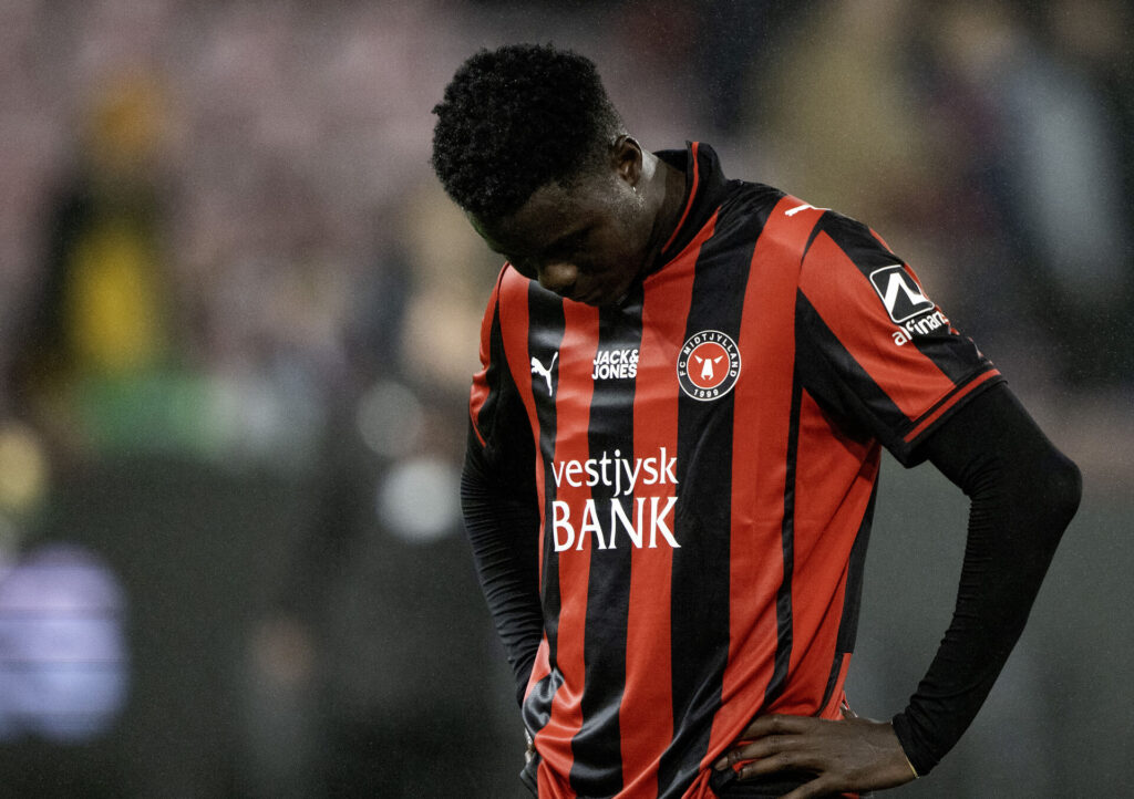 Franculino Dju kigger ned