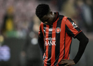 Franculino Dju kigger ned