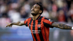 Junior Brumado jubler efter en scoring imod Kups