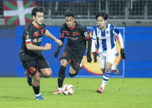 Paulinho dribler med bolden.