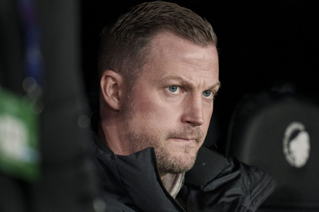 Jacob Neestrup sidder på trænerbænken