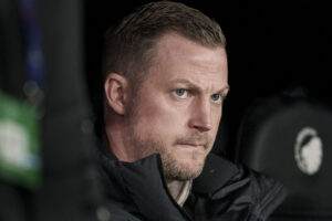 Jacob Neestrup sidder på trænerbænken