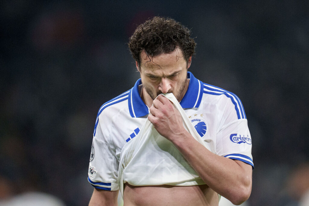 Thomas Delaney på vej fra banen.