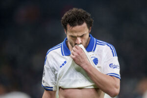 Thomas Delaney på vej fra banen.