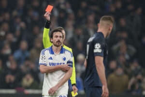 Thomas Delaney får rødt kort mod Napoli.