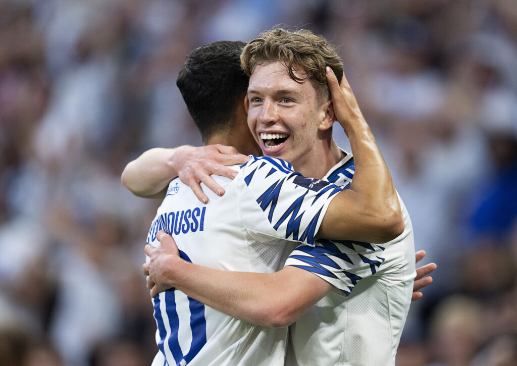 Oliver Højer giver krammer til Mohamed Elyounoussi.