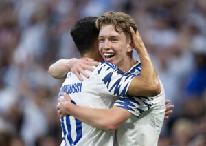 Oliver Højer giver krammer til Mohamed Elyounoussi.