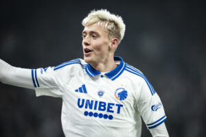 Dadason har armen til siden.