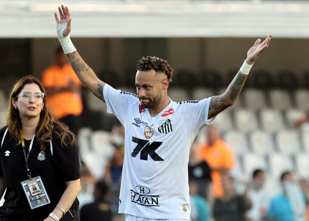 Neymar med armene i vejret under en kamp for Santos.