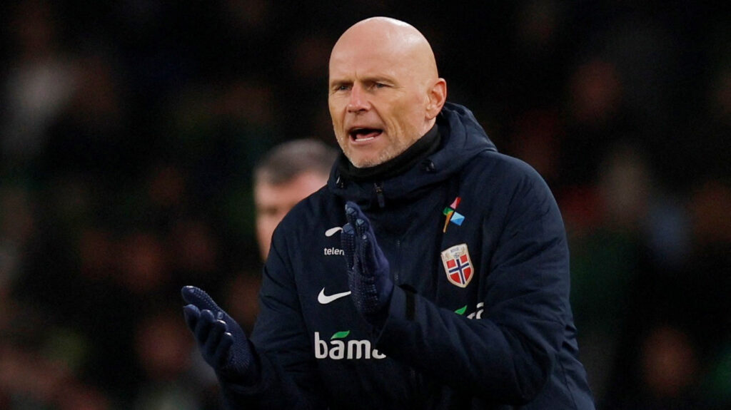 Ståle Solbakken klapper i sine hænder.