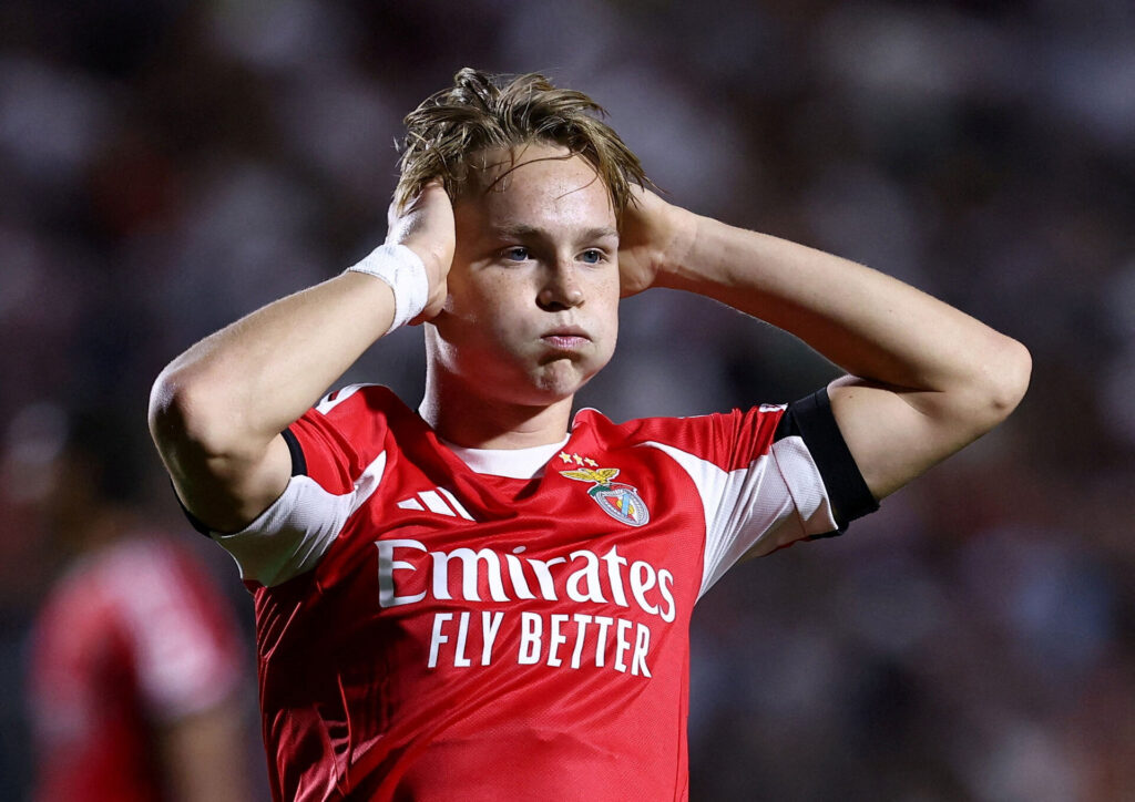 Andreas Schjelderup har hænderne på hovedet