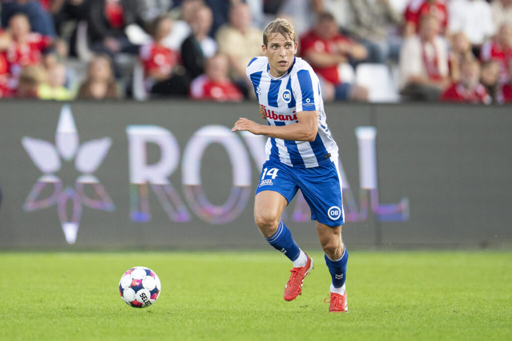 Gustav Grubbe driver bolden frem. Vejle Boldklub møder OB i Superligaen på Vejle Stadion fredag den 1. august 2025. Kampen endte 4-0.